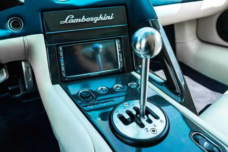 Chính vì điều này, đại lý August Motorcars ở Kelowna, British Columbia, Canada hiện đang yêu cầu mức giá xe Lamborghini Murcielago LP640 số sàn “khủng” lên tới 1.399.990 Đô Canada (khoảng 1.022.733 USD Mỹ theo tỷ giá hiện tại) cho chiếc xe số sàn độc đáo này.