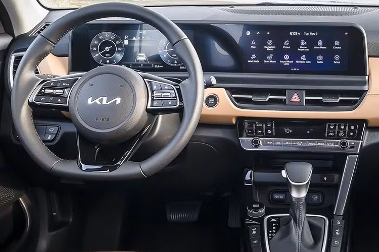 Hệ thống hybrid của Kia Seltos 2025 được cho là sẽ có nhiều điểm tương đồng với mẫu xe Hyundai Kona Hybrid hoặc Kia Niro. Nếu thông tin này là thật thì xe sẽ được trang bị động cơ 1.6L kết hợp bởi mô-tơ điện cho công suất 141 mã lực.