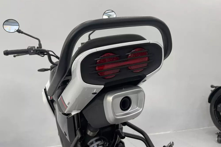 Yên xe có thiết kế rộng rãi và bọc da êm ái. Với chiều cao yên 770 mm, mẫu xe này khá phù hợp với vóc dáng của người Việt Nam. Sàn để chân của mẫu xe này cũng được thiết kế phẳng và rộng rãi nhằm đảm bảo cảm giác thoải mái cho người điều khiển.