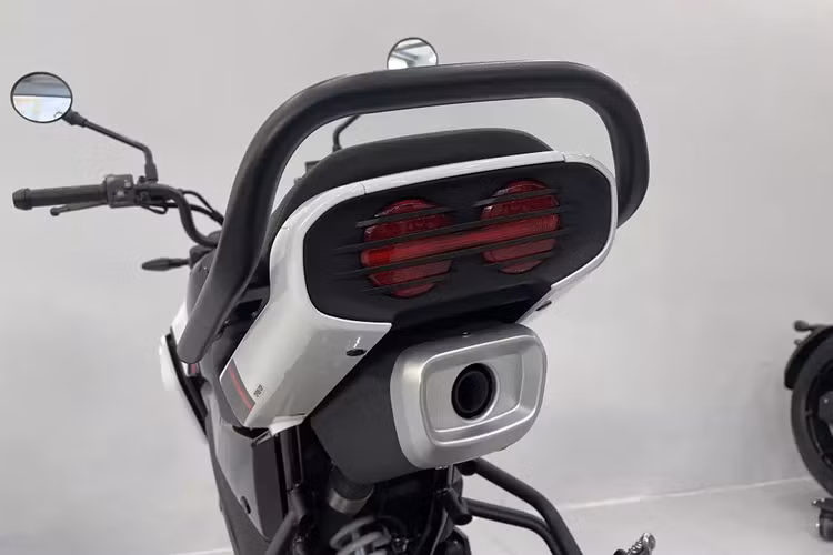 Yên xe có thiết kế rộng rãi và bọc da êm ái. Với chiều cao yên 770 mm, mẫu xe này khá phù hợp với vóc dáng của người Việt Nam. Sàn để chân của mẫu xe này cũng được thiết kế phẳng và rộng rãi nhằm đảm bảo cảm giác thoải mái cho người điều khiển.