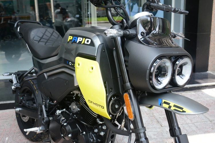 Theo nhà sản xuất, xe có thể tăng tốc từ 0-50 km/h chỉ trong vòng khoảng 5 giây và tiêu thụ lượng xăng trung bình 2,5 lít/100 km trong đô thị. Đáng tiếc là mẫu xe côn tay này không có hệ thống chống bó cứng phanh ABS. Thay vào đó, xe sử dụng hệ thống phanh CBS.