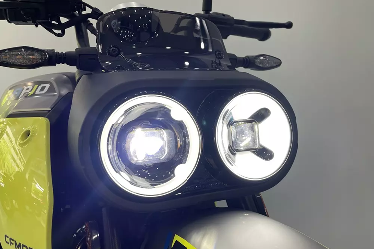 Mẫu xe này sở hữu thiết kế khá độc đáo và theo hơi hướng thể thao. CFMoto Papio 125 XO2 được trang bị cụm đèn pha LED dạng projector với hai bóng đặt đối xứng. 1 bên đèn pha hình chữ “X” ẩn bên trong và bên còn lại hình chữ “O”. Bên cạnh đó là dải đèn LED định vị ban ngày hình chữ V ngược và đèn xi-nhan tích hợp vào hai bên đèn pha.