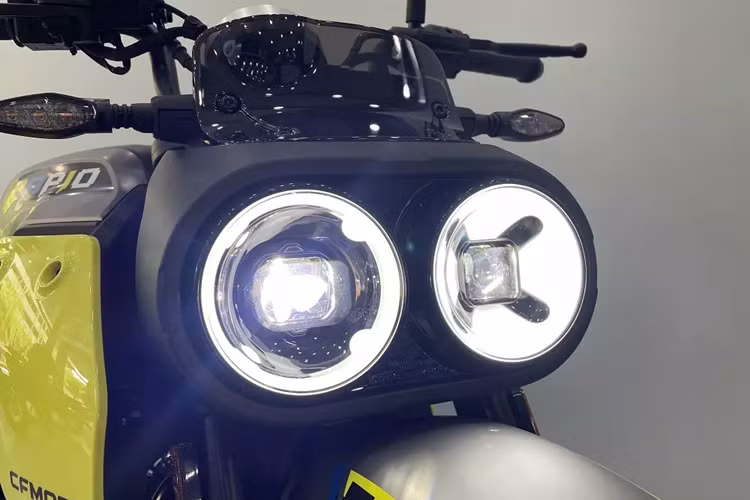 Mẫu xe này sở hữu thiết kế khá độc đáo và theo hơi hướng thể thao. CFMoto Papio 125 XO2 được trang bị cụm đèn pha LED dạng projector với hai bóng đặt đối xứng. 1 bên đèn pha hình chữ “X” ẩn bên trong và bên còn lại hình chữ “O”. Bên cạnh đó là dải đèn LED định vị ban ngày hình chữ V ngược và đèn xi-nhan tích hợp vào hai bên đèn pha.