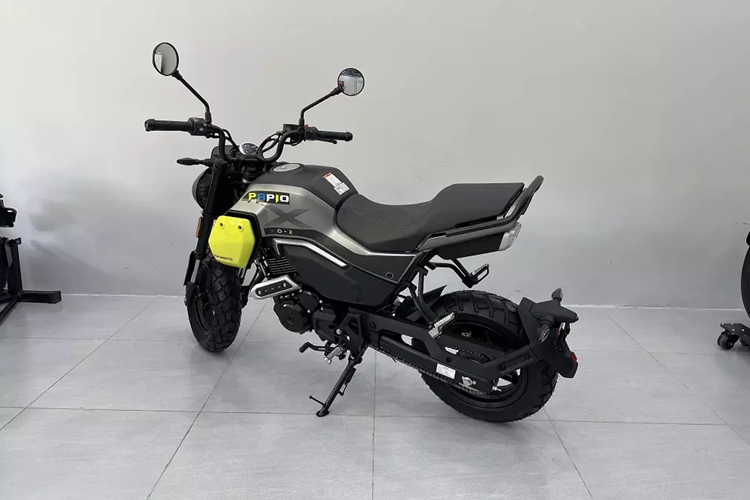 CFMoto Papio 125 XO2 là mẫu xe côn tay khá nhỏ gọn với kích thước dài x rộng x cao lần lượt là 1970 x 760 x 1.075 mm và trọng lượng chỉ khoảng 120 kg. Khoảng sáng gầm xe 150 mm cũng đủ để xe vượt qua các ổ gà hay đường gồ ghề mà không lo bị cạ gầm. Trong khi đó, bán kính quay vòng nhỏ giúp xe dễ dàng xoay trở trong các khu vực nhỏ, hẹp.