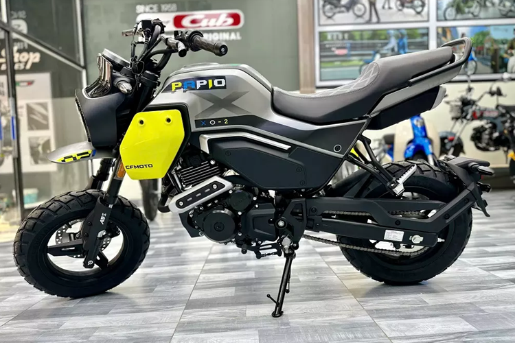 Mặt nạ trước của mẫu xe này có nhiều đường gân dập nổi, tạo cảm giác mạnh mẽ. Trong khi đó, yếm trước được thiết kế gọn gàng, tối giản nhưng vẫn đảm bảo công năng sử dụng. Thân xe côn tay CFMoto Papio 125 XO2 có nhiều đường nét sắc sảo, cộng với nắp bình xăng đặt ở vị trí thuận tiện.