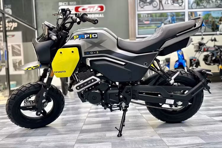 Mặt nạ trước của mẫu xe này có nhiều đường gân dập nổi, tạo cảm giác mạnh mẽ. Trong khi đó, yếm trước được thiết kế gọn gàng, tối giản nhưng vẫn đảm bảo công năng sử dụng. Thân xe côn tay CFMoto Papio 125 XO2 có nhiều đường nét sắc sảo, cộng với nắp bình xăng đặt ở vị trí thuận tiện.