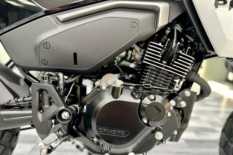 Ở phía sau, xe được trang bị đèn hậu LED với dải đèn chạy theo hình chữ C ngược làm điểm nhấn. Tay nắm sau được thiết kế liền mạch với phần yếm xe trong khi ống xả nằm gọn gàng ở vị trí thấp.