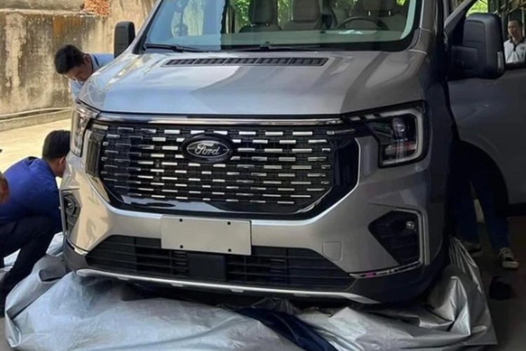 Qua những hình ảnh này, có thể thấy Ford Transit 2024 tại Việt Nam sở hữu ngoại hình giống với xe do liên doanh JMC-Ford phát triển và bán ở thị trường Trung Quốc. Đây cũng chính là liên doanh đã phát triển dòng xe Ford Territory đang phân phối ở thị trường Việt Nam.
