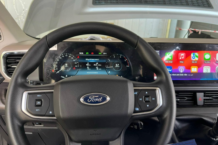 Ở bản cao cấp, Ford Transit 2024 sẽ có thêm những chi tiết mạ crôm ở đầu xe. Trong khi đó, cản trước có thêm ốp màu bạc giả tấm ốp gầm, tạo cảm giác hầm hố hơn, và đèn sương mù nhỏ ở hai góc. Tương tự thế hệ cũ, xe vẫn được trang bị cụm đèn hậu nằm dọc.