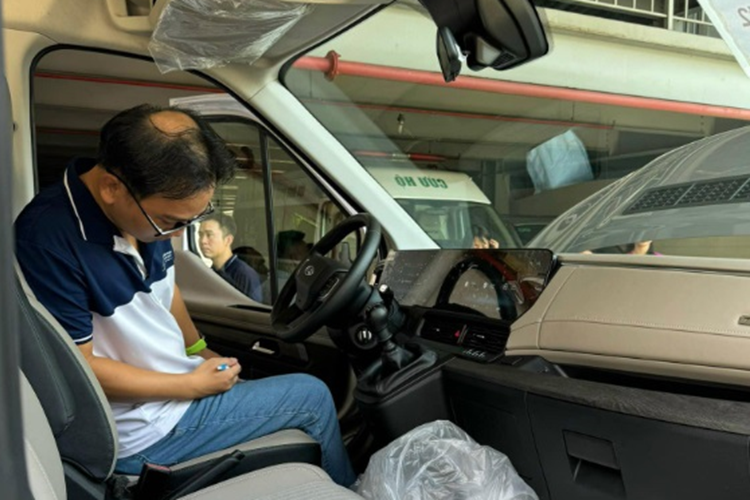 Tương tự ngoại thất, nội thất của mẫu xe thương mại này cũng được làm mới với điểm nhấn nằm ở màn hình cỡ lớn trên mặt táp-lô, tích hợp bảng đồng hồ kỹ thuật số và màn hình cảm ứng trung tâm cùng có kích thước 12,3 inch. Bên cạnh đó là vô lăng 3 chấu, tích hợp phím chức năng.