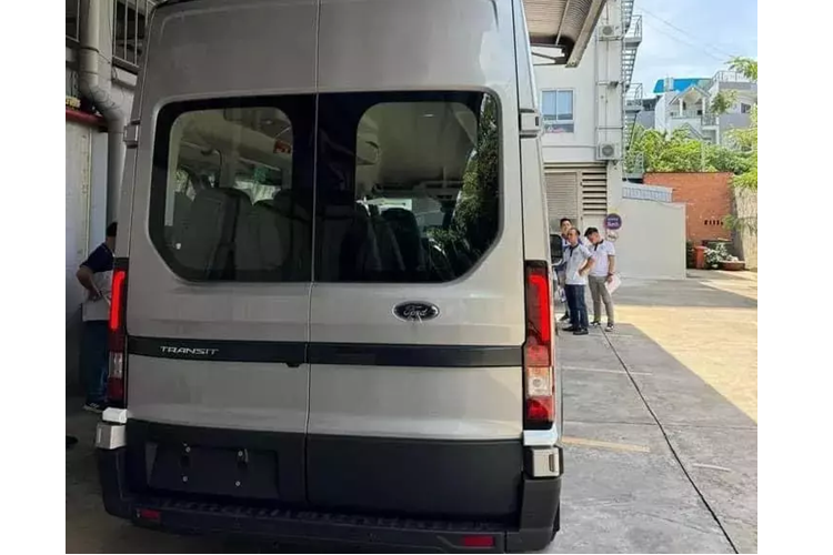 Hiện các đại lý Ford tại Việt Nam đã nhận cọc cho mẫu xe này. Giá xe Ford Transit 2024 tại Việt Nam dự kiến dao động từ 889 - 949 triệu đồng.