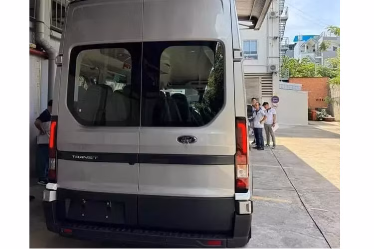 Hiện các đại lý Ford tại Việt Nam đã nhận cọc cho mẫu xe này. Giá xe Ford Transit 2024 tại Việt Nam dự kiến dao động từ 889 - 949 triệu đồng.