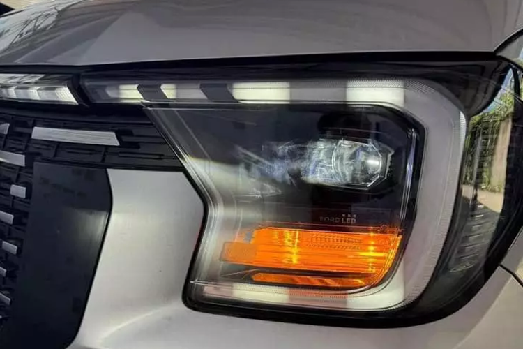 Ở thế hệ mới, Transit được áp dụng phong cách thiết kế tương tự nhiều sản phẩm khác của thương hiệu Ford. Có thể thấy rõ điều này qua khu vực đầu xe với lưới tản nhiệt cỡ lớn, đi kèm mắt lưới đa điểm mạ crôm giống Ford Territory. Trong khi đó, cụm đèn pha hình chữ "C" lại gợi liên tưởng đến cặp đôi Ford Ranger và Everest.