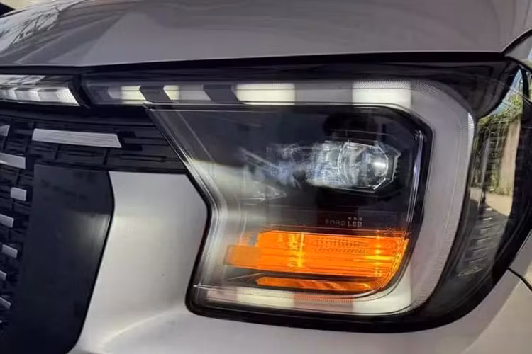 Ở thế hệ mới, Transit được áp dụng phong cách thiết kế tương tự nhiều sản phẩm khác của thương hiệu Ford. Có thể thấy rõ điều này qua khu vực đầu xe với lưới tản nhiệt cỡ lớn, đi kèm mắt lưới đa điểm mạ crôm giống Ford Territory. Trong khi đó, cụm đèn pha hình chữ "C" lại gợi liên tưởng đến cặp đôi Ford Ranger và Everest.