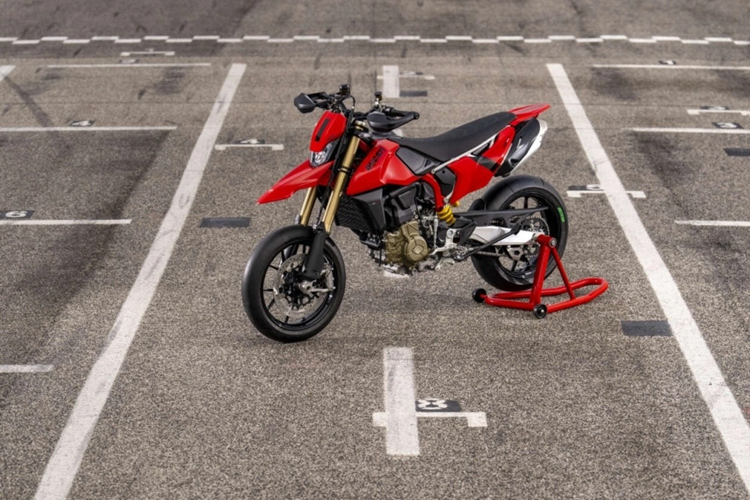 Động cơ Ducati Hypermotard 698 Mono 2024 mới có dung tích 659cc, sản sinh công suất tối đa 77.5 mã lực tại 9.750 vòng/phút cùng mô-men xoắn cực đại 64 Nm tại 8.000 vòng/phút. Được trang bị van dẫn động Desmodromic và van nạp bằng Titan, Hypermotard 698 có bộ điều khiển tiết lưu hình bầu dục với kim phun.