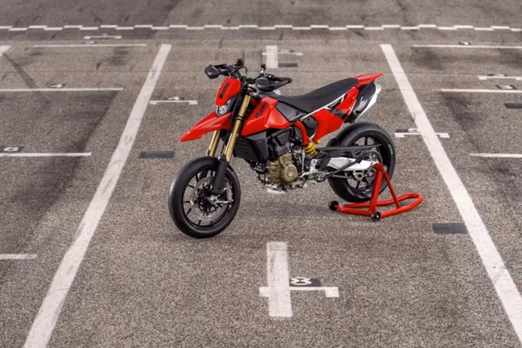 Động cơ Ducati Hypermotard 698 Mono 2024 mới có dung tích 659cc, sản sinh công suất tối đa 77.5 mã lực tại 9.750 vòng/phút cùng mô-men xoắn cực đại 64 Nm tại 8.000 vòng/phút. Được trang bị van dẫn động Desmodromic và van nạp bằng Titan, Hypermotard 698 có bộ điều khiển tiết lưu hình bầu dục với kim phun.