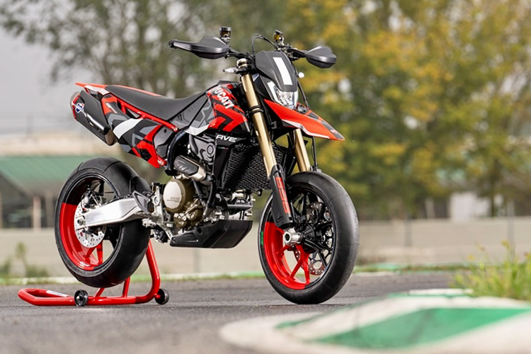 Có hai biến thể mẫu của Hypermotard 698 Mono và Hypermotard 698 Mono RVE đi kèm đồ họa chuyên dụng và bộ sang số nhanh hai chiều Ducati, trong khi bản tiêu chuẩn có màu Ducati Red và bộ sang số nhanh là một tùy chọn. Hiện Ducati Việt Nam đã tiến hành nhận cọc mẫu Supermotard này với giá dự kiến 480 triệu đồng.