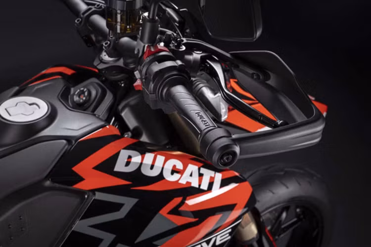 Bên cạnh đó, trang bị tiêu chuẩn còn có bốn cấp độ kiểm soát bánh xe với các cấp độ 4, 3 và 2 giúp tăng tốc tối đa khi ra khỏi các góc cua đồng thời giảm thiểu lực nâng bánh trước. Cấp độ 1 được sử dụng trên đường đua và cho phép nâng bánh trước một cách có kiểm soát và an toàn.