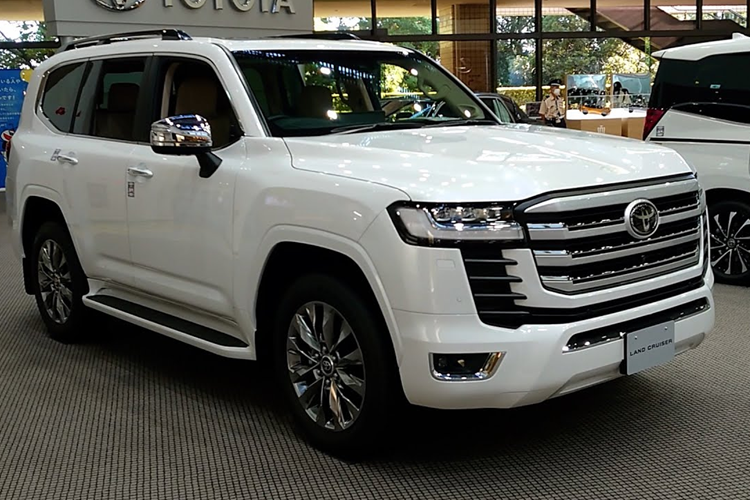 Tuy nhiên, theo nhiều người dùng, việc nâng cấp này là cần thiết bởi phiên bản hiện tại của xe cũng đã ra mắt được gần 4 năm. Do được nâng cấp khá nhiều nên dự kiến, giá xe Toyota Land Cruiser 300 Series 2025 ít nhiều sẽ tăng thêm.