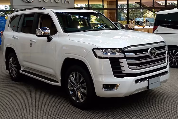 Tuy nhiên, theo nhiều người dùng, việc nâng cấp này là cần thiết bởi phiên bản hiện tại của xe cũng đã ra mắt được gần 4 năm. Do được nâng cấp khá nhiều nên dự kiến, giá xe Toyota Land Cruiser 300 Series 2025 ít nhiều sẽ tăng thêm.