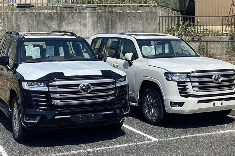 Về trang bị an toàn, Toyota Land Cruiser 300 sẽ sở hữu gói công nghệ Toyota Safety Sense 3.0 với nhiều cải tiến mới như: hệ thống camera sẽ có độ phân giải cao hơn và góc nhìn rộng hơn, giúp cải thiện khả năng quan sát và nhận diện tình huống.