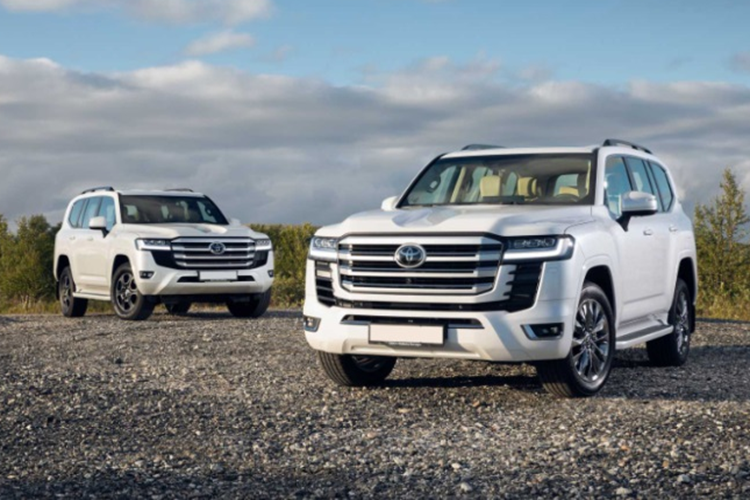 Đáng chú ý, Toyota Land Cruiser 300 Series bản facelift 2025 sẽ không còn đầu thu CD/DVD/Blu-ray nữa mà thay vào đó là hệ thống thông tin giải trí sẽ có đầu vào HDMI và microSD theo tiêu chuẩn, mang đến trải nghiệm tiện nghi và hiện đại hơn cho người dùng.