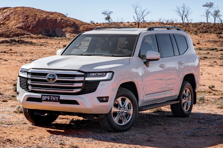 Có lẽ, chính những quy định mới về khí thải và an ninh mạng khiến Toyota phải gấp rút giới thiệu phiên bản nâng cấp giữa vòng đời cho Land Cruiser 300 Series. Được biết, thiết kế của Toyota Land Cruiser 300 2025 mới vẫn sẽ giữ nguyên như cũ, nhưng xe sẽ được bổ sung một số tiện ích mới.