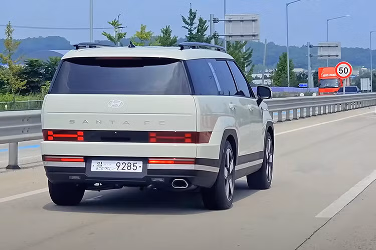 Giá xe Hyundai SantaFe 2024 tại Việt Nam được đại lý dự đoán là khoảng 1,4 tỷ đồng ở bản cao cấp và 1,1 tỷ đồng ở bản hybrid. Hiện một số đại lý cũng đang tranh thủ ưu đãi từ 50 - 100 triệu đồng cho các mẫu xe đời cũ để dọn kho đón phiên bản mới. Giá xe SantaFe hiện tại chỉ còn dao động từ 979 triệu đến 1,269 tỷ đồng.