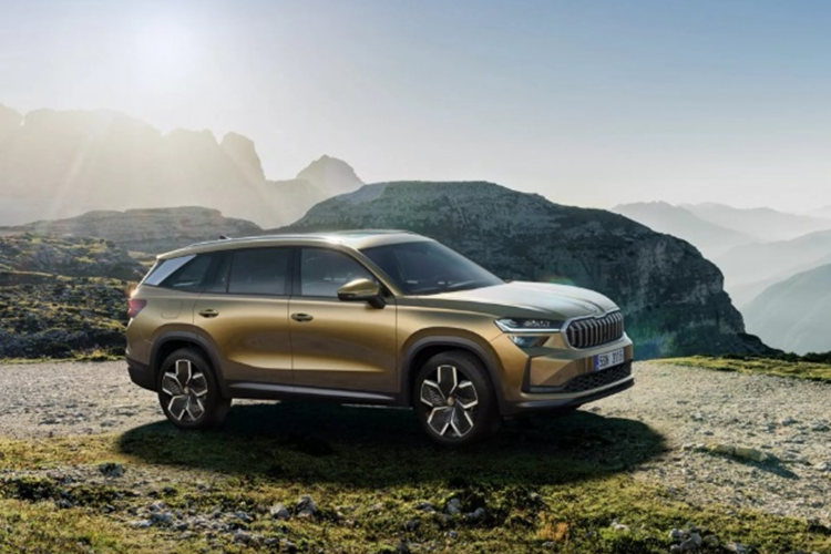 So với thế hệ cũ, Skoda Kodiaq 2024 mới dài hơn 61 mm, hẹp hơn 18 mm, thấp hơn 24 mm trong khi chiều dài cơ sở giữ nguyên. Tương tự như hầu hết các mẫu xe cốt lõi của mình, Skoda đã áp dụng một cách tiếp cận tiến hóa trong thiết kế của Kodiaq thế hệ thứ hai.