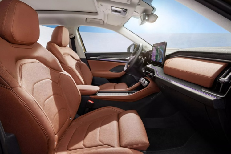 Một số chi tiết như đèn pha/đèn hậu, cản trước/sau và vành la-zăng đã được tinh chỉnh lại. Đèn pha của xe là loại LED ma trận, tích hợp dải đèn LED định vị ban ngày hình chữ "T". Cụm đèn hậu cũng có thiết kế mới, nổi bật với dải đèn LED vắt ngang qua cửa cốp.