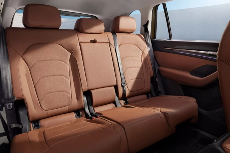 Về nội thất, khoang cabin của Kodiaq mới có thiết kế hiện đại và tối giản. Xe được trang bị màn hình thông tin giải trí 12,9 inch cùng cụm đồng hồ đo kỹ thuật số 10,25 inch và màn hình HUD. Cụm điều khiển trung tâm cũng được thiết kế lại trông gọn gàng hơn. Trong khi đó, cần số của mẫu SUV này được chuyển từ cụm điều khiển trung tâm lên phía sau vô lăng.