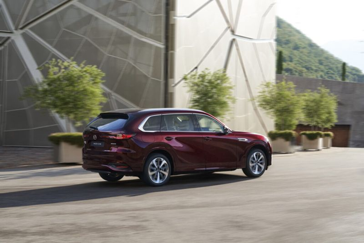 Mazda CX-80 mới có chiều dài gần 5.000 mm và chiều dài cơ sở hơn 3.000 mm. Trong khi đó, CX-60 có các số đo tương ứng là 4.745 mm và 2.870 mm. Để so sánh, CX-70 và CX-90 ở Bắc Mỹ có chiều dài lên tới 5.121 mm và chiều dài cơ sở 3.119 mm.