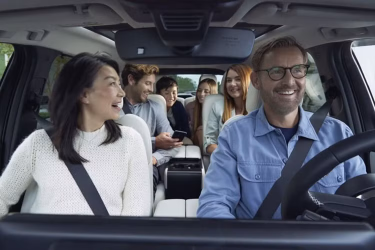 Phiên bản e-Skyactiv PHEV được trang bị động cơ xăng 4 xi-lanh, dung tích 2.5 lít, đi kèm một động cơ điện tạo ra công suất tổng hợp 323 mã lực và mô-men xoắn 500 Nm.