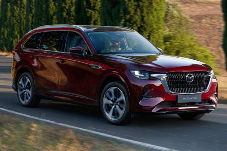 Tuy nhiên, chiều dài cơ sở và phần đuôi tính từ trục bánh sau tới hết cản sau dài hơn, khiến mẫu SUV này trở nên bề thế, giống với CX-70 và CX-90 hiện đang phân phối tại Bắc Mỹ. Đèn hậu của mẫu xe SUV Mazda CX-80 vẫn mang kiểu dáng tương tự CX-60 nhưng phần cản sau và cửa cốp đã được thiết kế lại.