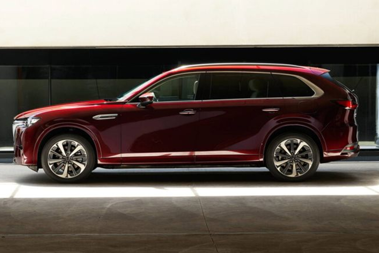 Điều đáng chú ý là hai mẫu SUV kể trên được xếp vào loại SUV thân rộng, không giống như bộ đôi CX-60 và CX-80 thân hẹp. CX-80 có sẵn với cấu hình nội thất ba hàng ghế, tùy chọn 6 hoặc 7 chỗ ngồi.