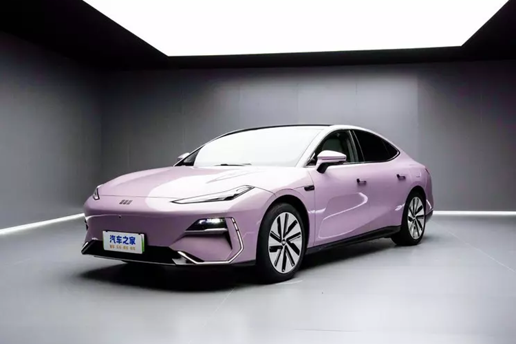 Với tham vọng muốn trở thành nhà sản xuất xe ôtô hàng đầu không chỉ ở thị trường tỷ dân mà còn trên thế giới, tập đoàn Geely của Trung Quốc đã thành lập ra nhiều thương hiệu con, cũng như liên doanh để đánh vào nhiều phân khúc khác nhau, từ bình dân đến cao cấp, thậm chí còn siêu xe.