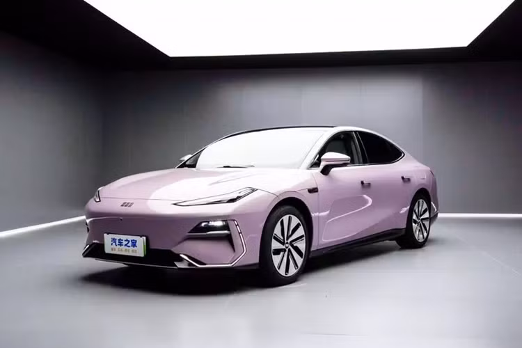 Với tham vọng muốn trở thành nhà sản xuất xe ôtô hàng đầu không chỉ ở thị trường tỷ dân mà còn trên thế giới, tập đoàn Geely của Trung Quốc đã thành lập ra nhiều thương hiệu con, cũng như liên doanh để đánh vào nhiều phân khúc khác nhau, từ bình dân đến cao cấp, thậm chí còn siêu xe.