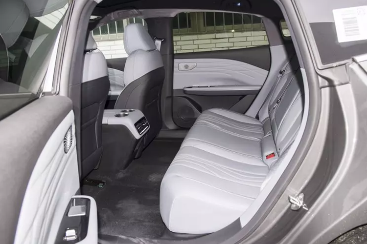 Đặc điểm chính của nó là đèn pha mỏng, đường viền thấp và đường nắp ca-pô dài. Nó cũng có đường viền mái đẹp mắt, tay nắm cửa có thể thu vào và vỏ bánh xe khí động học. Hệ số cản của Galaxy E8 đạt 0,199 Cd nhờ những yếu tố kiểu dáng này. Model duy nhất có hệ số cản tốt hơn là Xiaomi SU7 mới ra mắt gần đây .