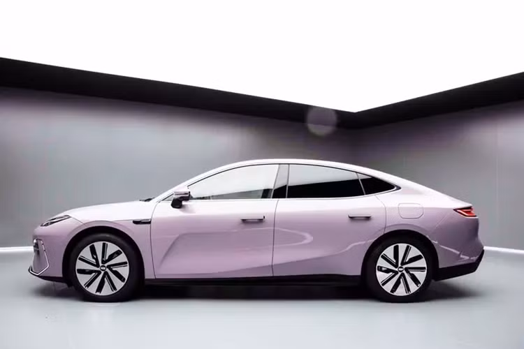 Galaxy đã tung ra các dòng sản phẩm như L6, L7 và mới nhất là E8, chiếc sedan chạy hoàn toàn bằng điện với thiết kế bắt mắt, nội thất ngập tràn công nghệ hiện đại đã được vén màn vào tối qua, ngày 5/1/2024 tại thị trường Trung Quốc.