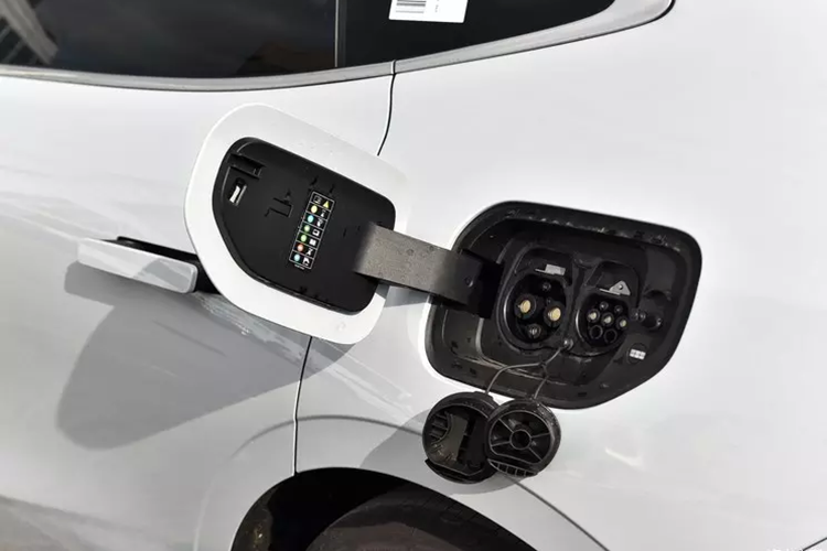 Ở sức mạnh, mẫu dẫn động cầu sau sử dụng kiến trúc 400V, công suất động cơ tối đa 200kW và mô-men xoắn cực đại 343 Nm, mẫu dẫn động bốn bánh động cơ kép sử dụng kiến trúc 800V