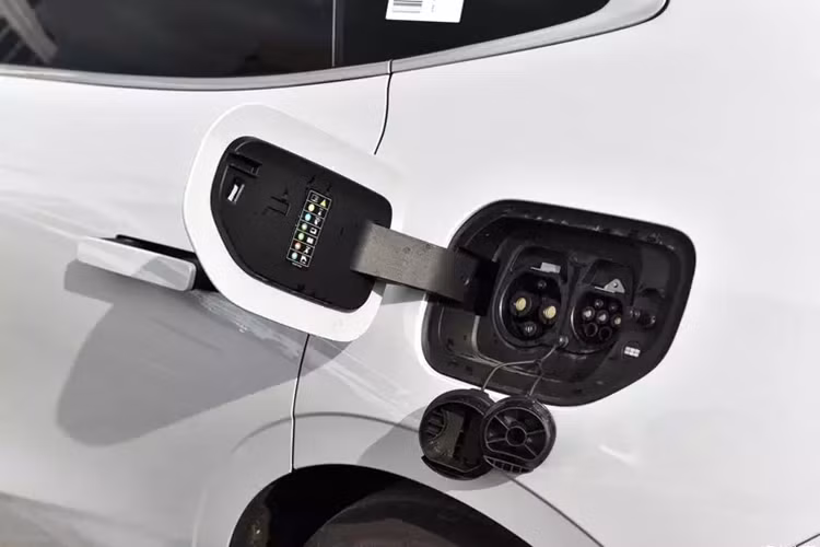 Ở sức mạnh, mẫu dẫn động cầu sau sử dụng kiến trúc 400V, công suất động cơ tối đa 200kW và mô-men xoắn cực đại 343 Nm, mẫu dẫn động bốn bánh động cơ kép sử dụng kiến trúc 800V