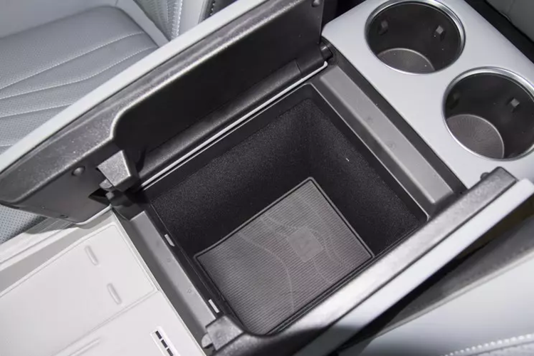 Đường hầm trung tâm của Galaxy E8 có miếng sạc không dây và một ngăn ẩn. Các tính năng khác của E8 là AR-HUD và 12 loa Infinity. Geely Galaxy E8 có cốp có dung tích 420 lít và cốp sau có dung tích 53 lít.