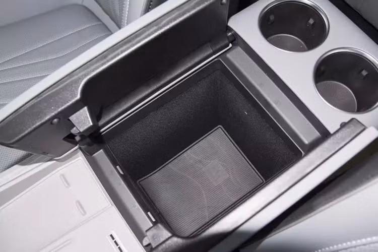 Đường hầm trung tâm của Galaxy E8 có miếng sạc không dây và một ngăn ẩn. Các tính năng khác của E8 là AR-HUD và 12 loa Infinity. Geely Galaxy E8 có cốp có dung tích 420 lít và cốp sau có dung tích 53 lít.