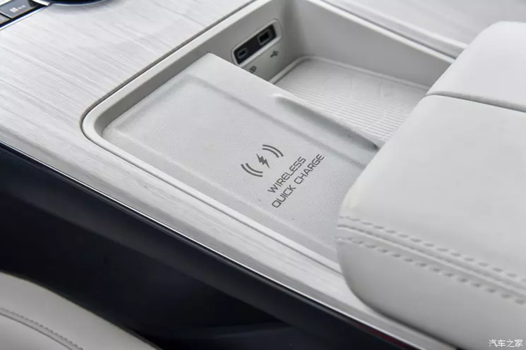 Chiếc xe này cũng đã được các chuyên gia CATARC thử nghiệm và đáp ứng các yêu cầu an toàn của NESTA (Xác minh an toàn điện NEV). Bên trong, Geely Galaxy E8 có màn hình OLED 8K 45 inch. Một đặc điểm thú vị của màn hình này là độ dày chỉ 10 mm. Trong lễ ra mắt, Geely đã so sánh Galaxy E8 với BYD Han, ám chỉ rằng màn hình của họ có chất lượng tốt hơn.