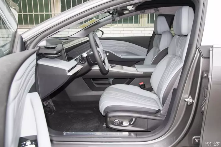 Geely Galaxy E8 cũng sẽ cung cấp màn hình lớn 45 inch độ phân giải cao 8K, phiên bản Galaxy N OS không giới hạn của hệ thống xe hơi được tích hợp sẵn và được trang bị chip Qualcomm Snapdragon 8295.