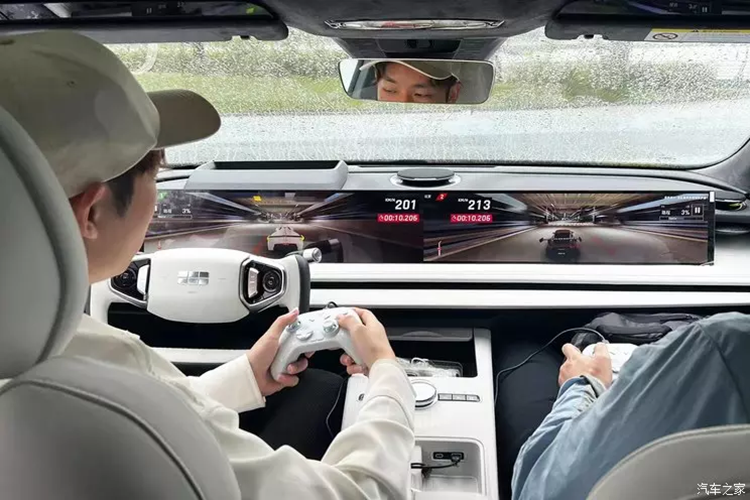 Màn hình này có thể kết nối với điện thoại Meizu thông qua hệ thống Flyme Connect. Geely mua lại Meizu vào năm 2022. Flyme Connect về cơ bản là câu trả lời của Geely cho Apple CarPlay và Android Auto. Hệ thống đa phương tiện của Galaxy E8 được trang bị chip Snapdragon 8295 của Qualcomm.