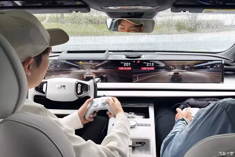 Màn hình này có thể kết nối với điện thoại Meizu thông qua hệ thống Flyme Connect. Geely mua lại Meizu vào năm 2022. Flyme Connect về cơ bản là câu trả lời của Geely cho Apple CarPlay và Android Auto. Hệ thống đa phương tiện của Galaxy E8 được trang bị chip Snapdragon 8295 của Qualcomm.