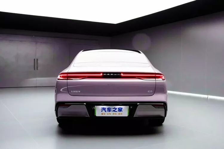 Về pin, Geely Galaxy E8 sẽ được trang bị bộ pin 62kWh và 76kWh, với thời lượng pin tương ứng là 550 km, 665 km và 620 km. Về các thông số khác, thông báo chính thức là thời gian tăng tốc 0-100km/h của nó là 3,49 giây và hiệu suất của Elk là 82km/h.