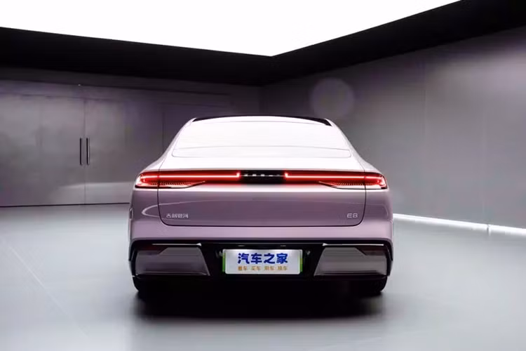 Về pin, Geely Galaxy E8 sẽ được trang bị bộ pin 62kWh và 76kWh, với thời lượng pin tương ứng là 550 km, 665 km và 620 km. Về các thông số khác, thông báo chính thức là thời gian tăng tốc 0-100km/h của nó là 3,49 giây và hiệu suất của Elk là 82km/h.