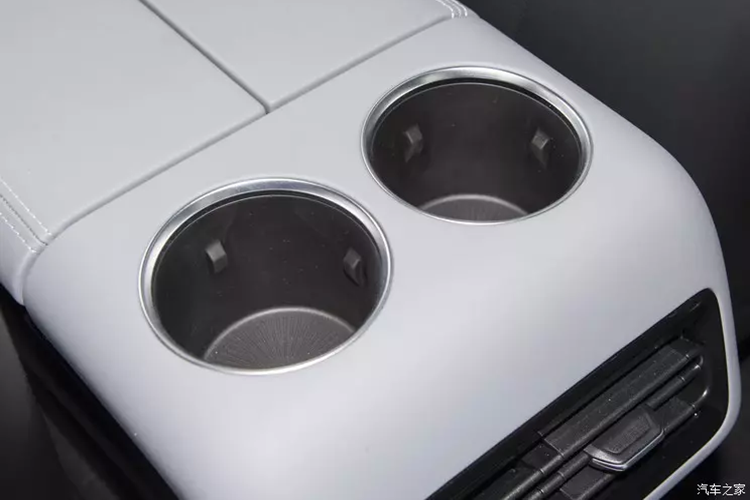 Geely Galaxy E8 hỗ trợ NOA (Điều hướng trên chế độ lái tự động) 2.0. Nó bao gồm hệ thống kiểm soát hành trình thích ứng, tự đỗ xe, v.v. Hệ thống này được dẫn đường bởi 11 vệ tinh do Geely phóng. Vô lăng của E8 có hai nan và đáy phẳng. Bộ chọn số của nó nằm phía sau tay lái.